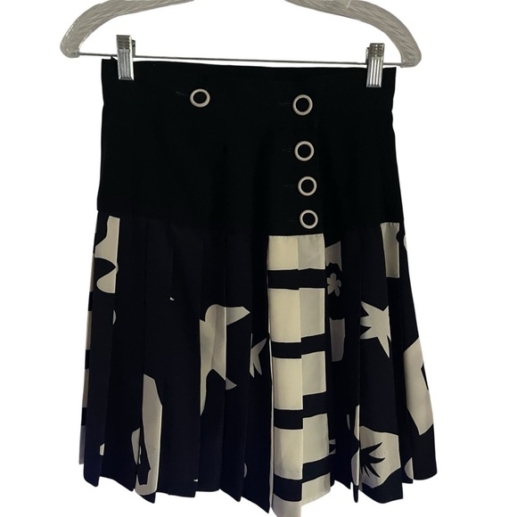 Jeanne Mark Dresses & Skirts - Jeanne Marc Y2K Black, White Abstract Mini Skater Skirt with Pleats Size S